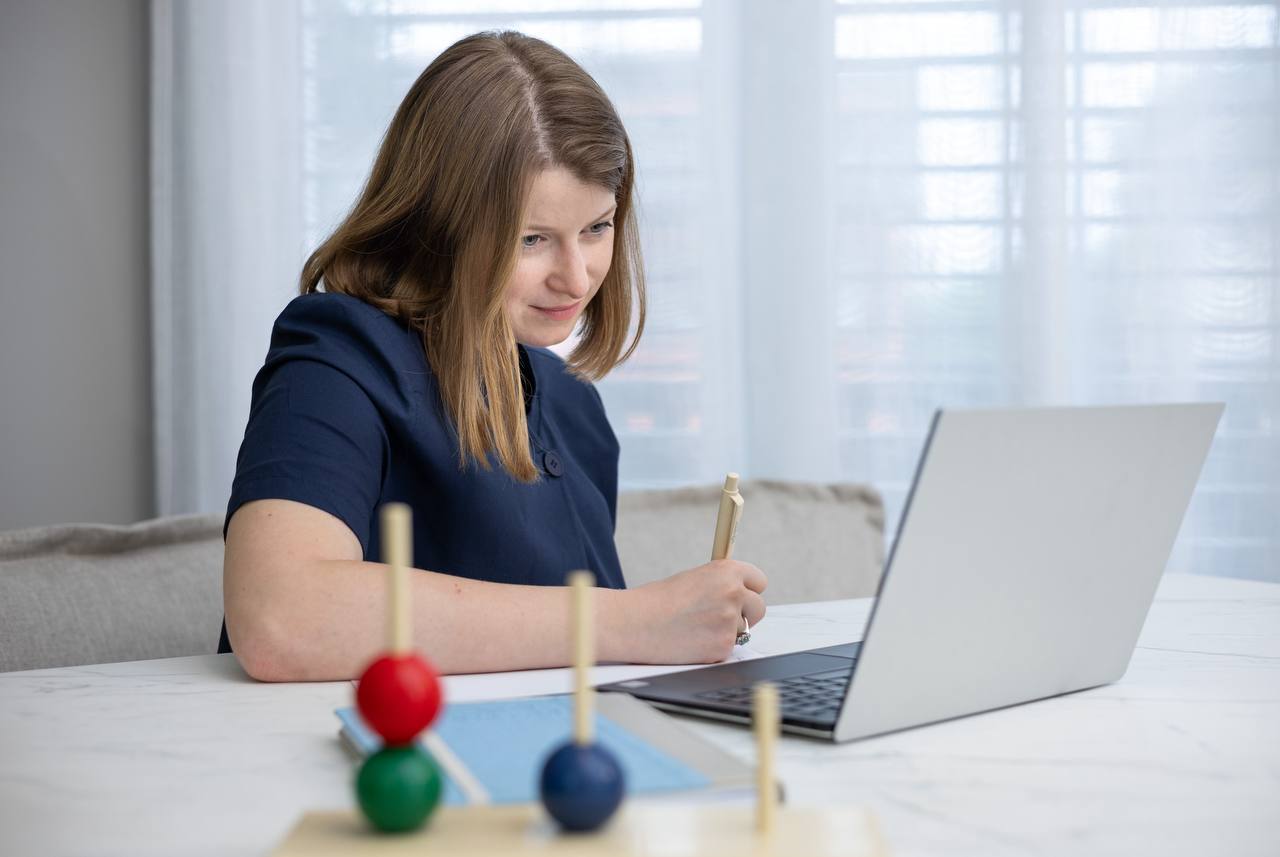 Rossella al lavoro con materiali neuropsicologici